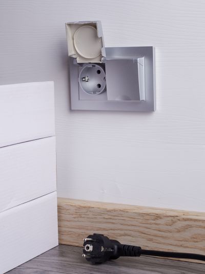 BRITE Розетка 2-местная с заземлением с защитными шторками и крышкой 16А в сборе IP44 РСбш12-3-44-БрА алюминий IEK