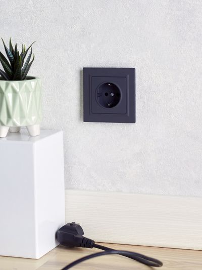 BRITE Розетка 1-местная с заземлением с защитными шторками 16А РС14-1-0-БрГ графит IEK