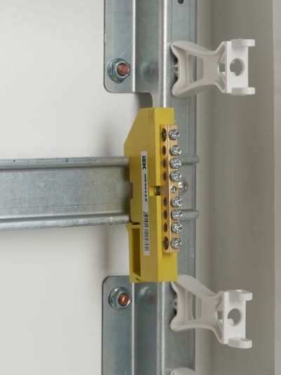 Шина PE "земля" на DIN-изол ШНИ-6х9-8-Д-Ж IEK