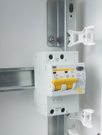 KARAT Дифференциальный автомат АД12 2P 63А 30мА тип AC IEK